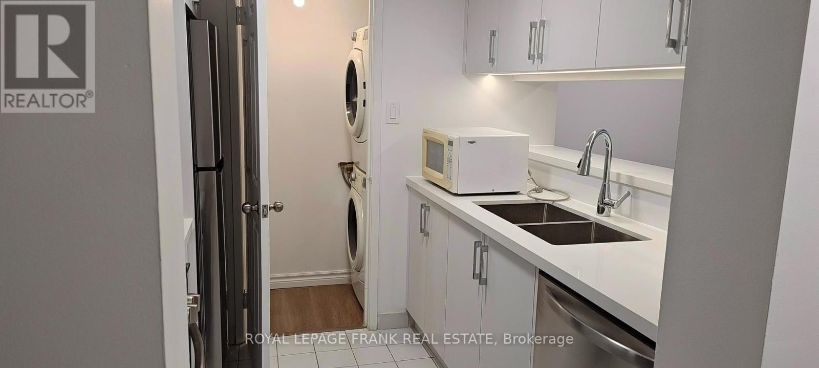 












1702 - 717 BAY STREET

,
Toronto (Bay Street Corridor),




Ontario
M5G2J9

