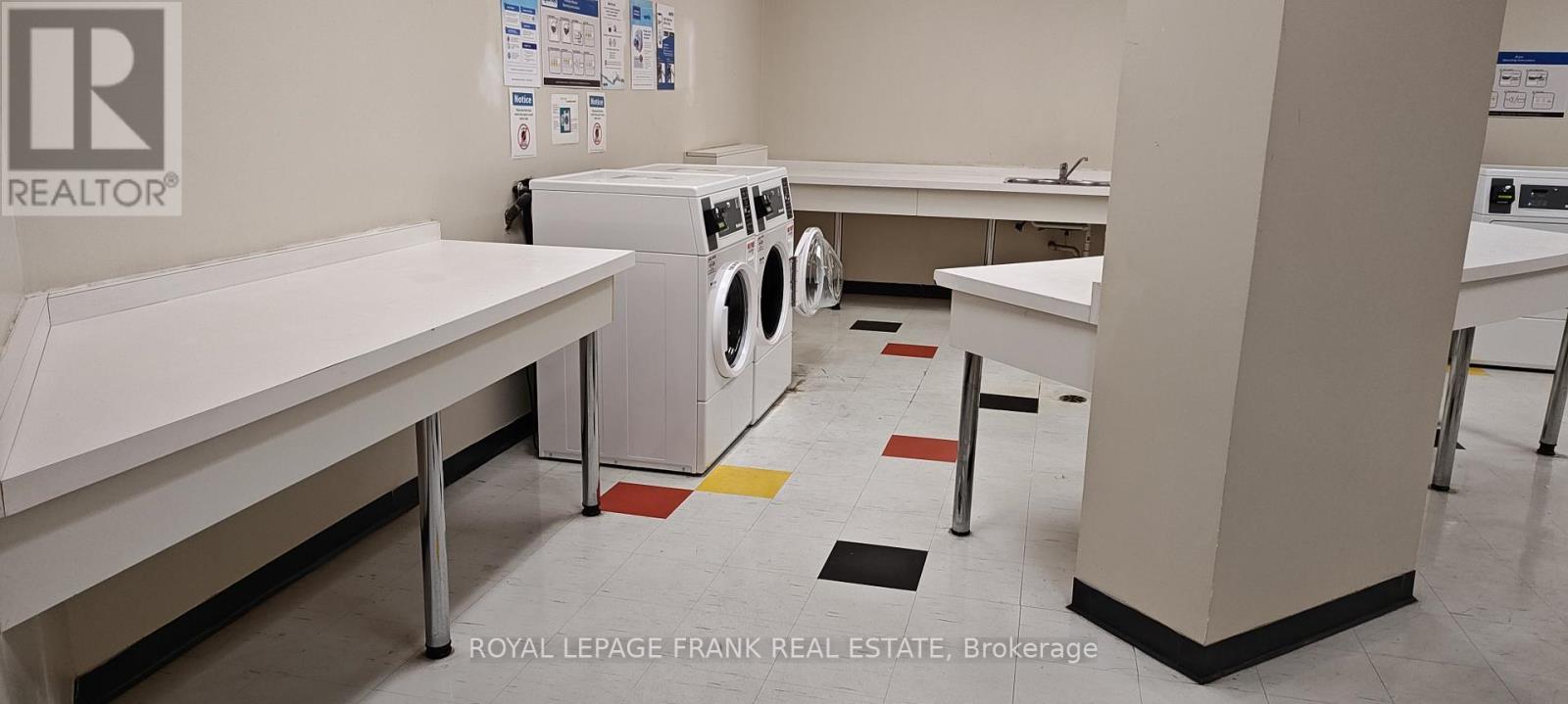 












1702 - 717 BAY STREET

,
Toronto (Bay Street Corridor),




Ontario
M5G2J9

