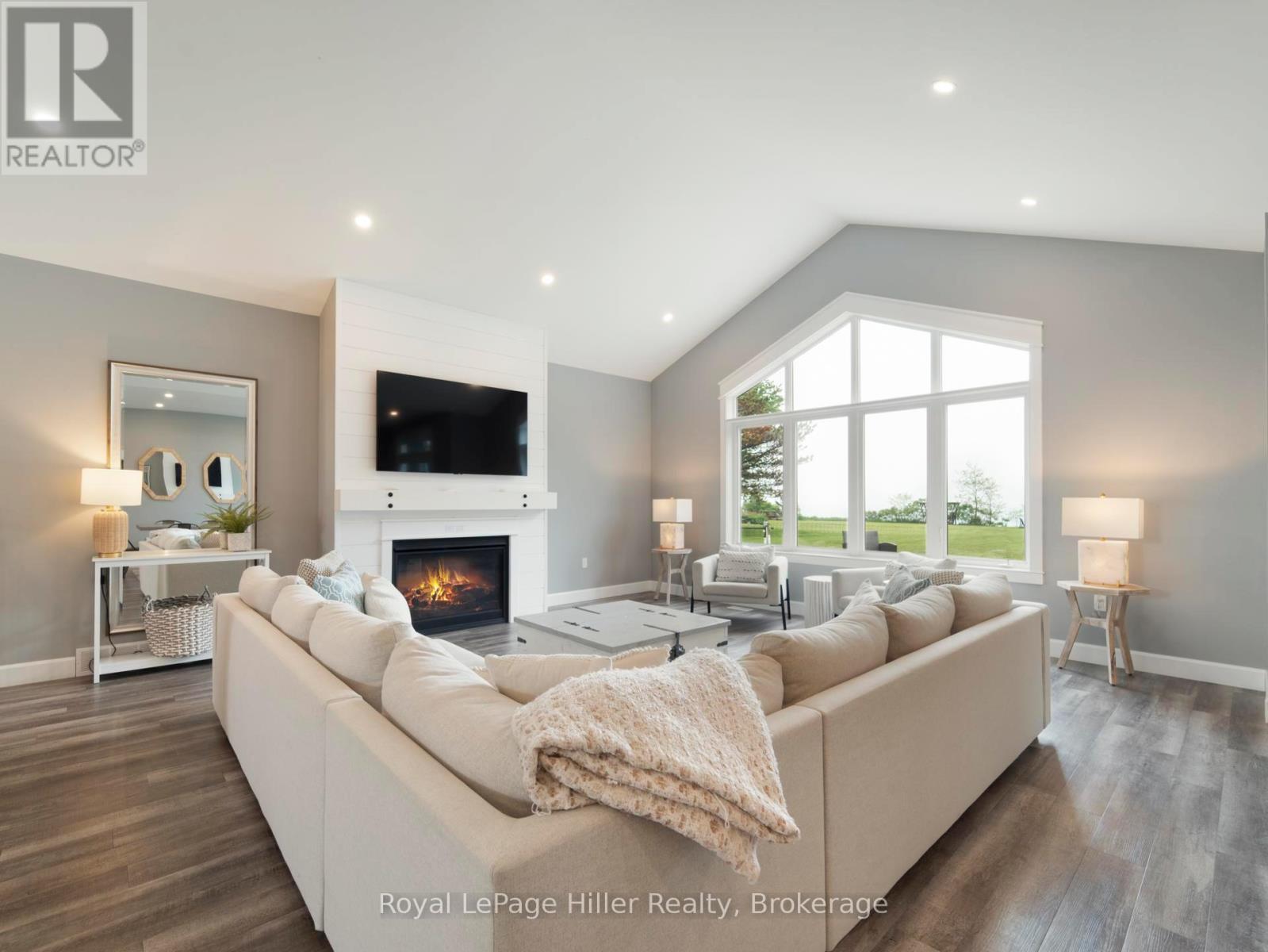 












72431 BLUEWATER HIGHWAY

,
Bluewater (Hay),




Ontario
N0M2T0

