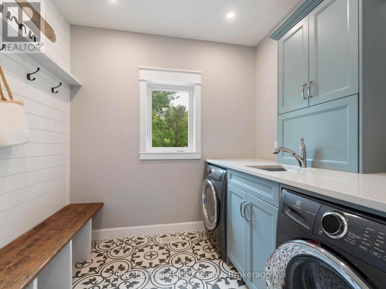 












72431 BLUEWATER HIGHWAY

,
Bluewater (Hay),




Ontario
N0M2T0

