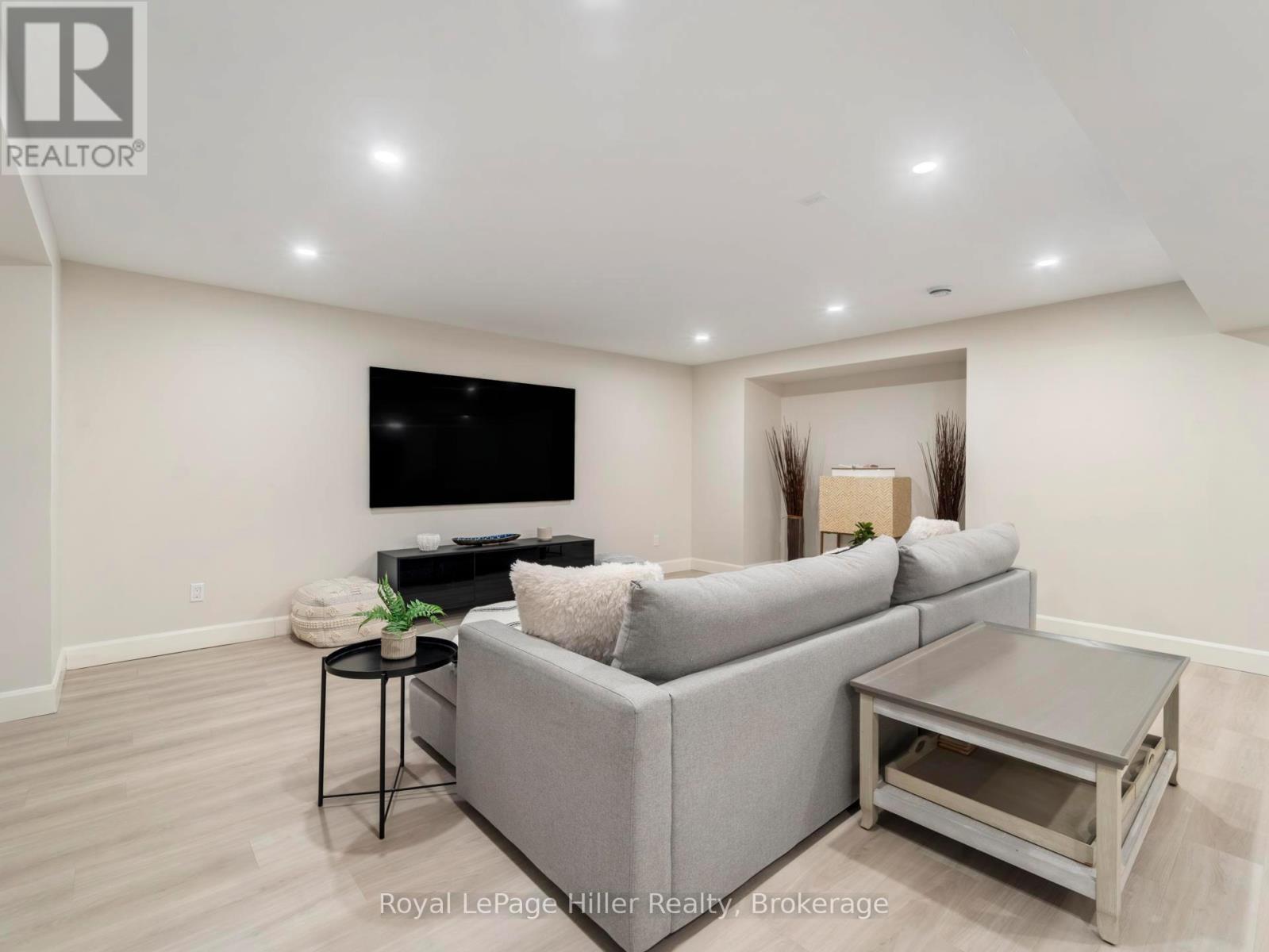 












72431 BLUEWATER HIGHWAY

,
Bluewater (Hay),




Ontario
N0M2T0

