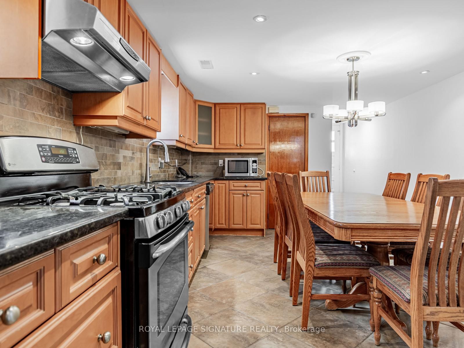 









33


Ladner

Drive,
Toronto,




ON
M2J 3Z8

