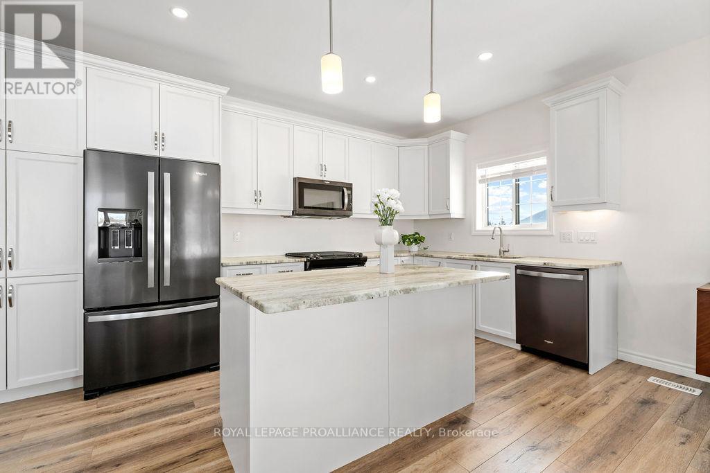 












26 REDWOOD DRIVE

,
Belleville (Thurlow Ward),




Ontario
K8N0K4

