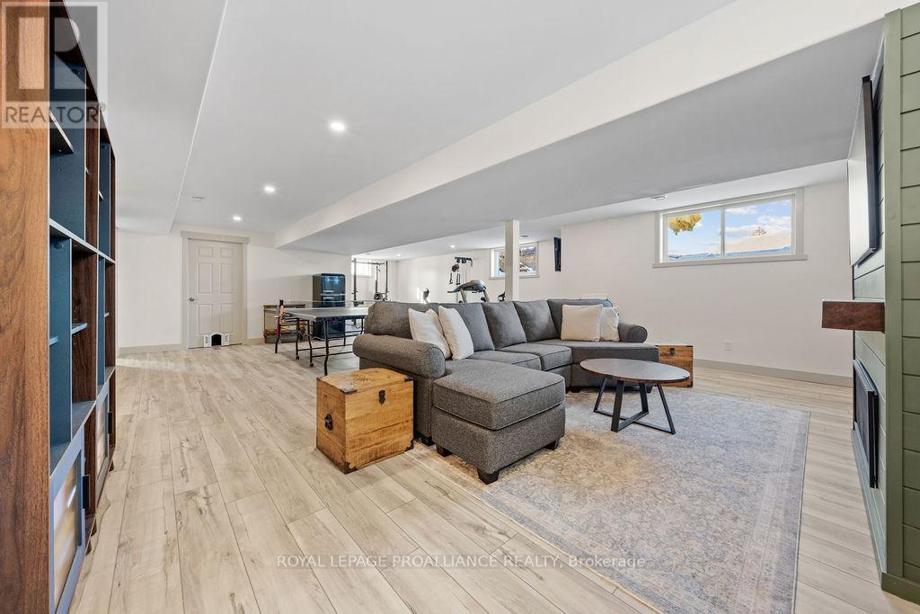 












26 REDWOOD DRIVE

,
Belleville (Thurlow Ward),




Ontario
K8N0K4

