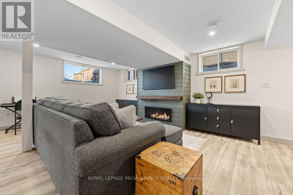 












26 REDWOOD DRIVE

,
Belleville (Thurlow Ward),




Ontario
K8N0K4

