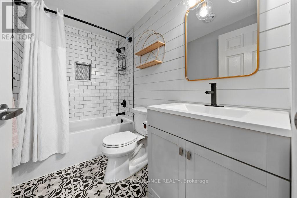 












26 REDWOOD DRIVE

,
Belleville (Thurlow Ward),




Ontario
K8N0K4

