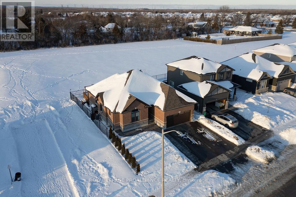 












26 REDWOOD DRIVE

,
Belleville (Thurlow Ward),




Ontario
K8N0K4

