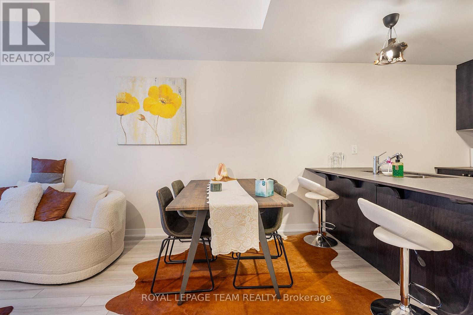 












804 PARNIAN PRIVATE

,
Ottawa,




Ontario
K2J7K6

