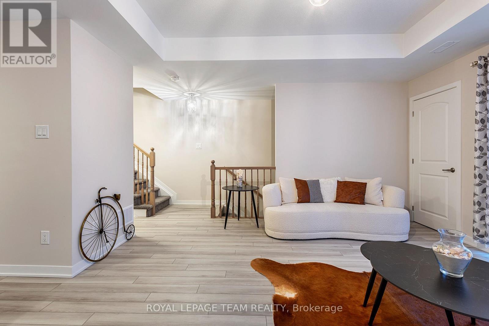 












804 PARNIAN PRIVATE

,
Ottawa,




Ontario
K2J7K6

