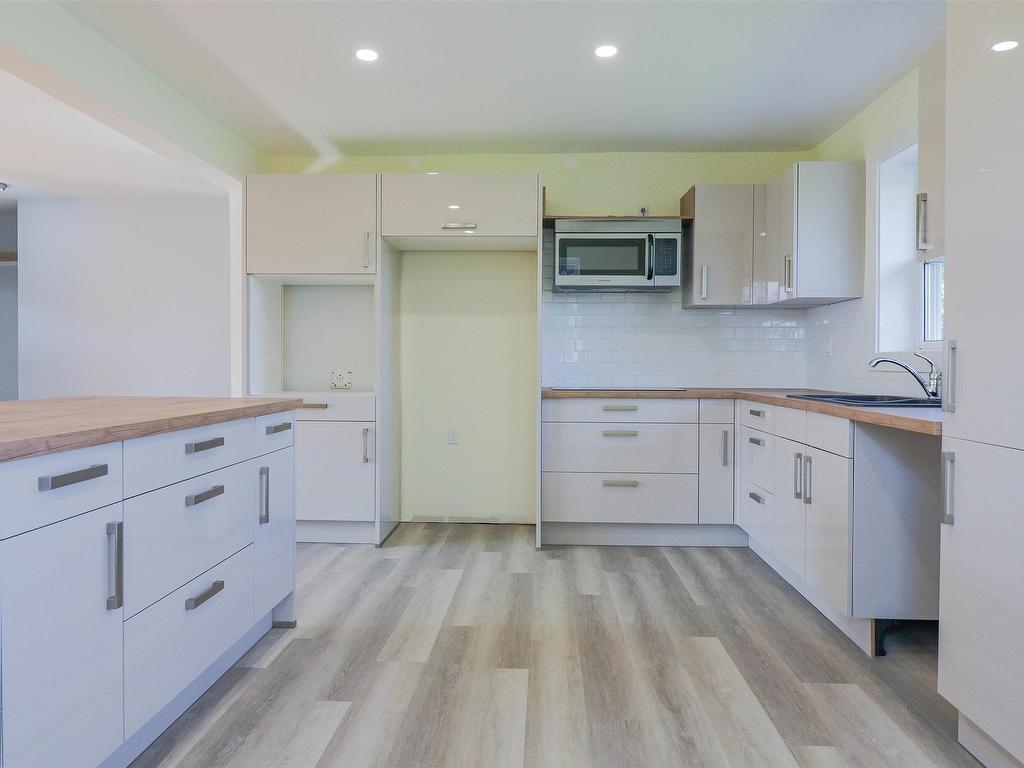 












6 Dairy Lane

,
Stratford,




PE
C1C 0B7

