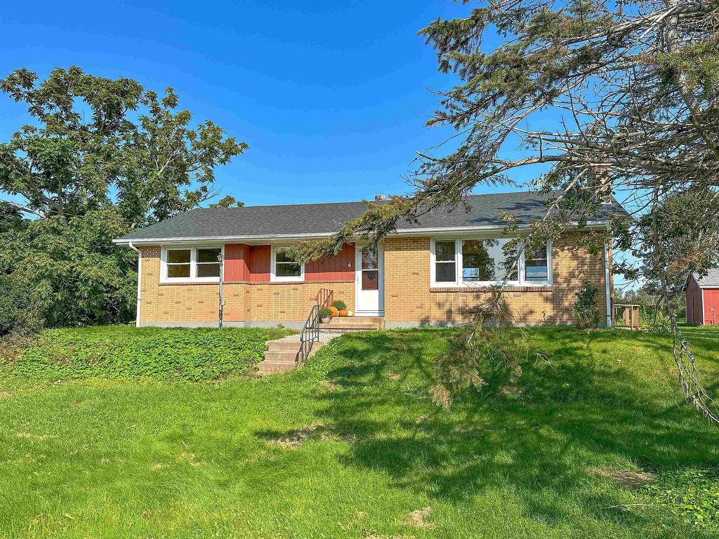 












6 Dairy Lane

,
Stratford,




PE
C1C 0B7


