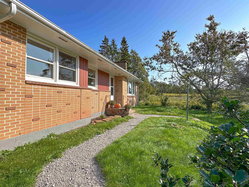 












6 Dairy Lane

,
Stratford,




PE
C1C 0B7

