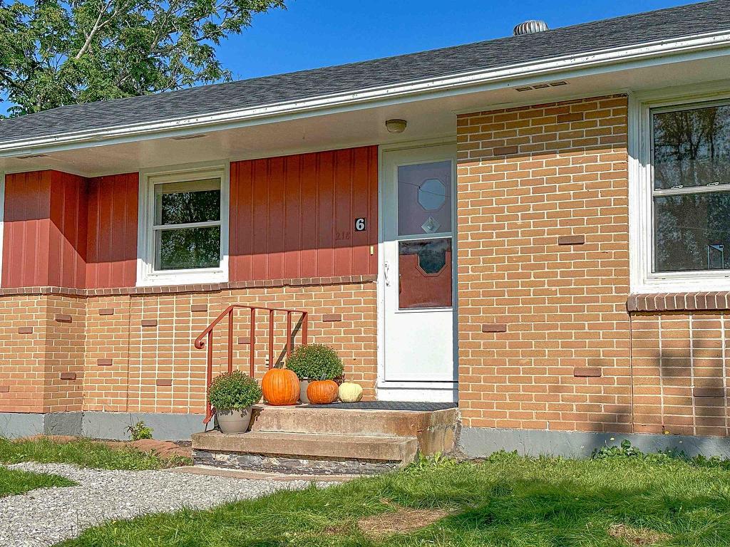 












6 Dairy Lane

,
Stratford,




PE
C1C 0B7

