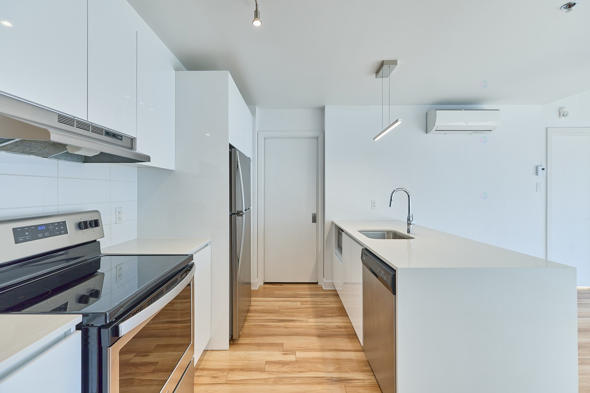 









205


Av. de l'Équinoxe

, 813,
Brossard,




QC
J4Z0P4

