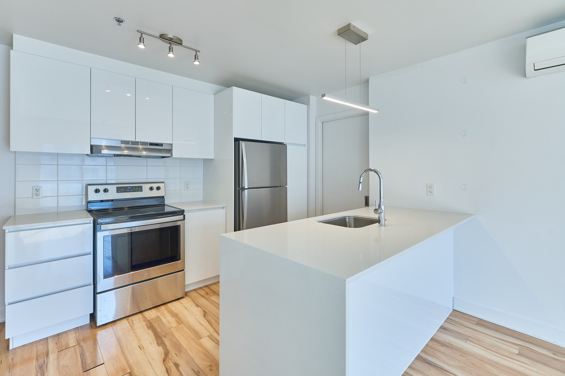 









205


Av. de l'Équinoxe

, 813,
Brossard,




QC
J4Z0P4

