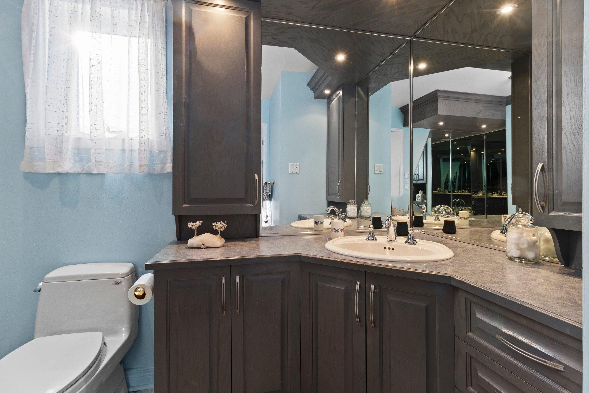 









1381


Boul. Gaétan-Boucher

,
Longueuil (Saint-Hubert),




QC
J3Z1C8

