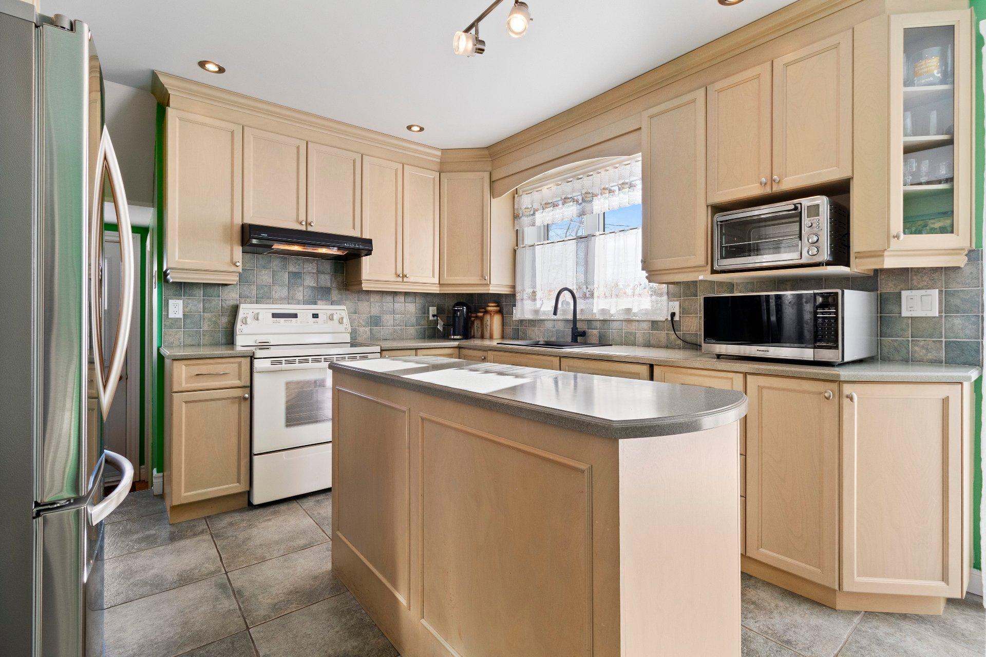 









1381


Boul. Gaétan-Boucher

,
Longueuil (Saint-Hubert),




QC
J3Z1C8

