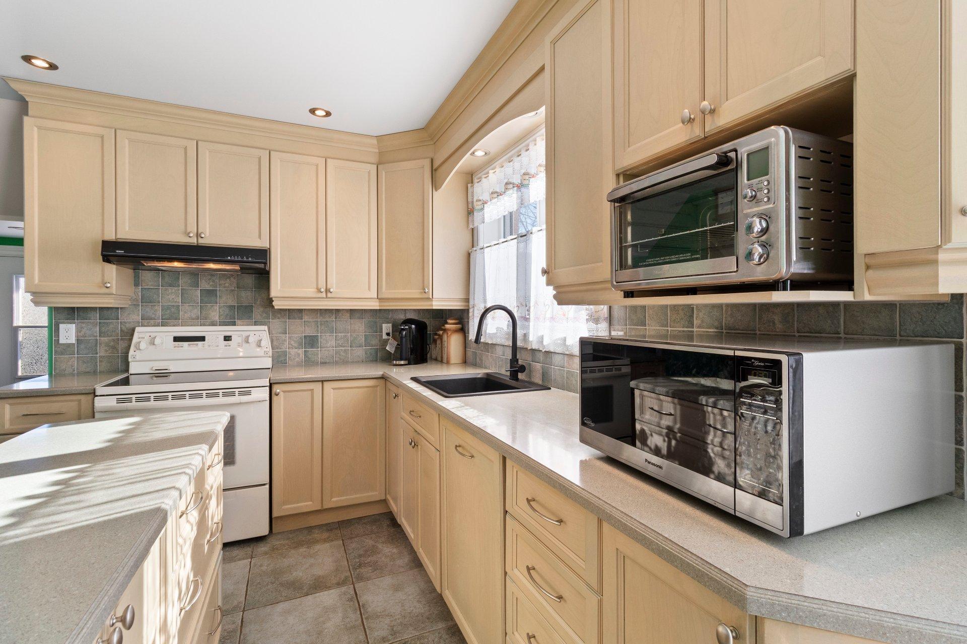 









1381


Boul. Gaétan-Boucher

,
Longueuil (Saint-Hubert),




QC
J3Z1C8

