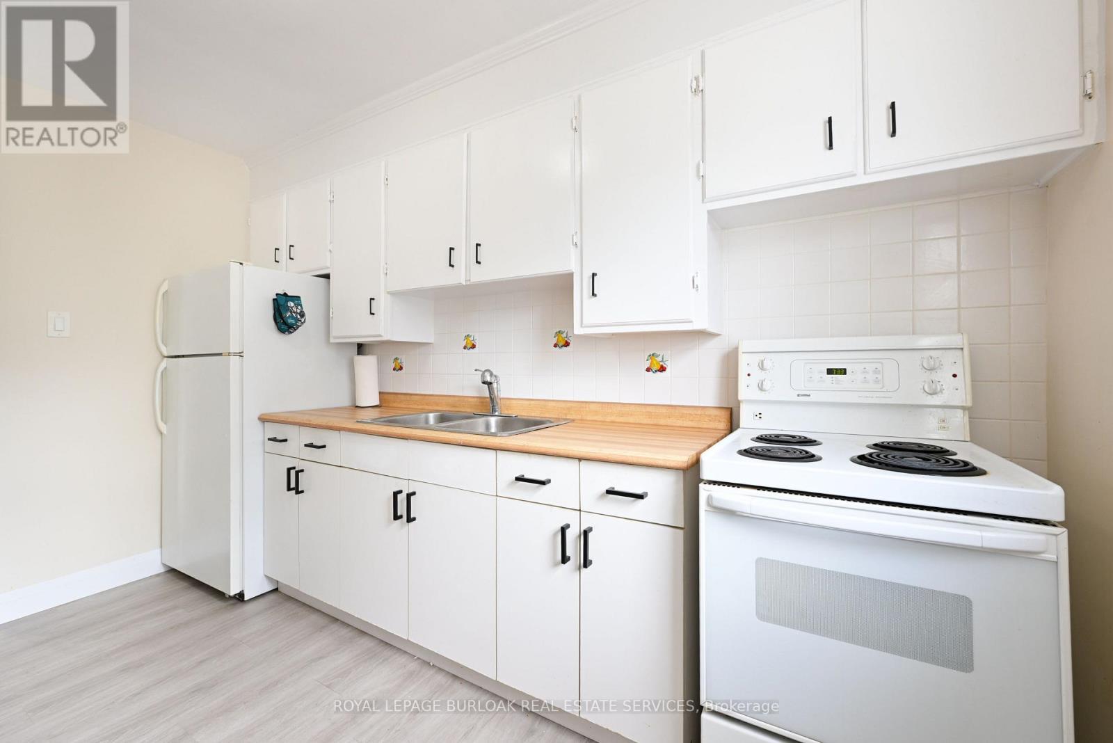 












11 - 2418 NEW STREET

,
Burlington,




Ontario
L7R1J6

