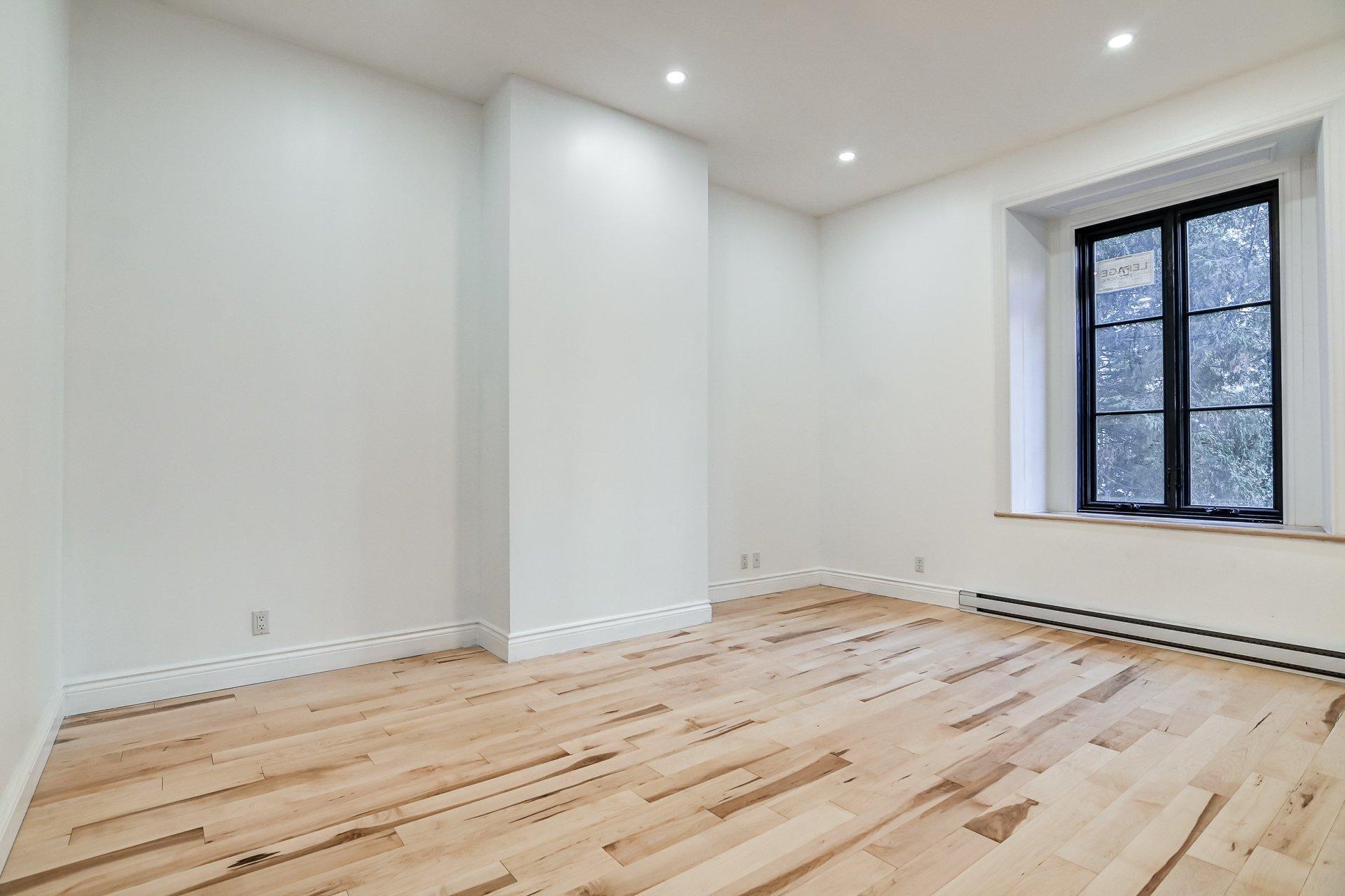 









3511


Rue University

, A,
Montréal (Le Plateau-Mont-Royal),




QC
H3A2A9

