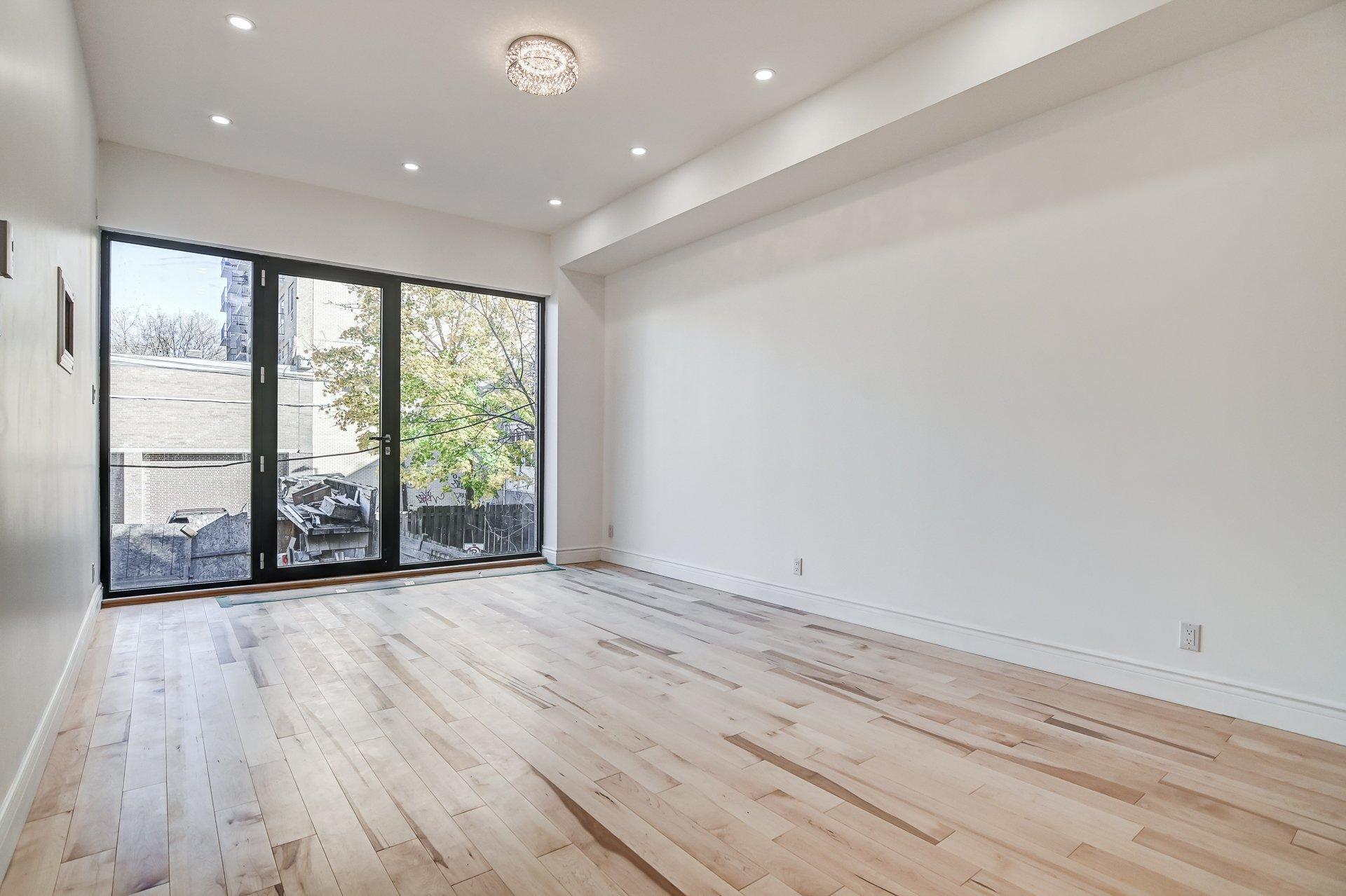 









3511


Rue University

, A,
Montréal (Le Plateau-Mont-Royal),




QC
H3A2A9

