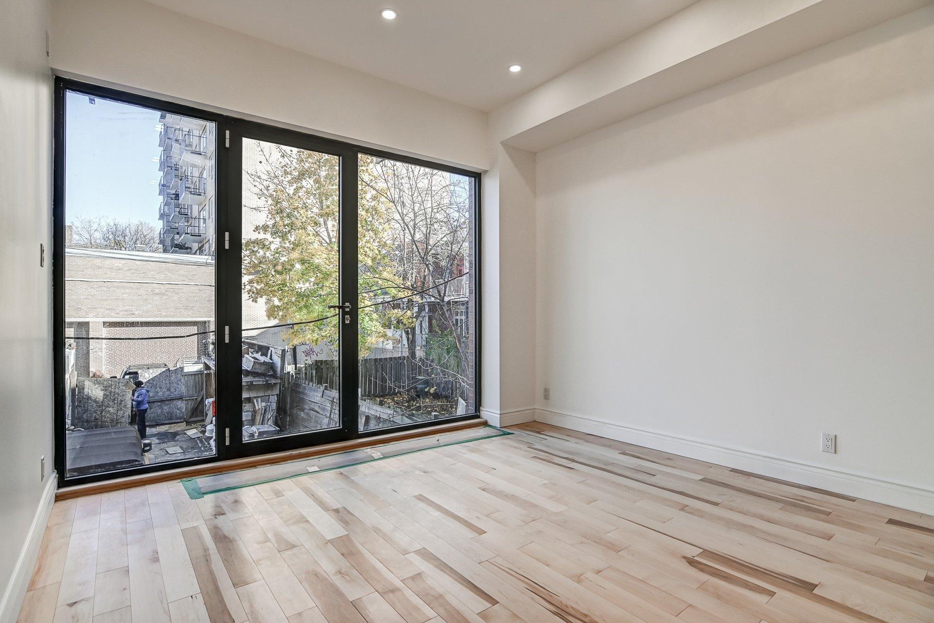 









3511


Rue University

, A,
Montréal (Le Plateau-Mont-Royal),




QC
H3A2A9

