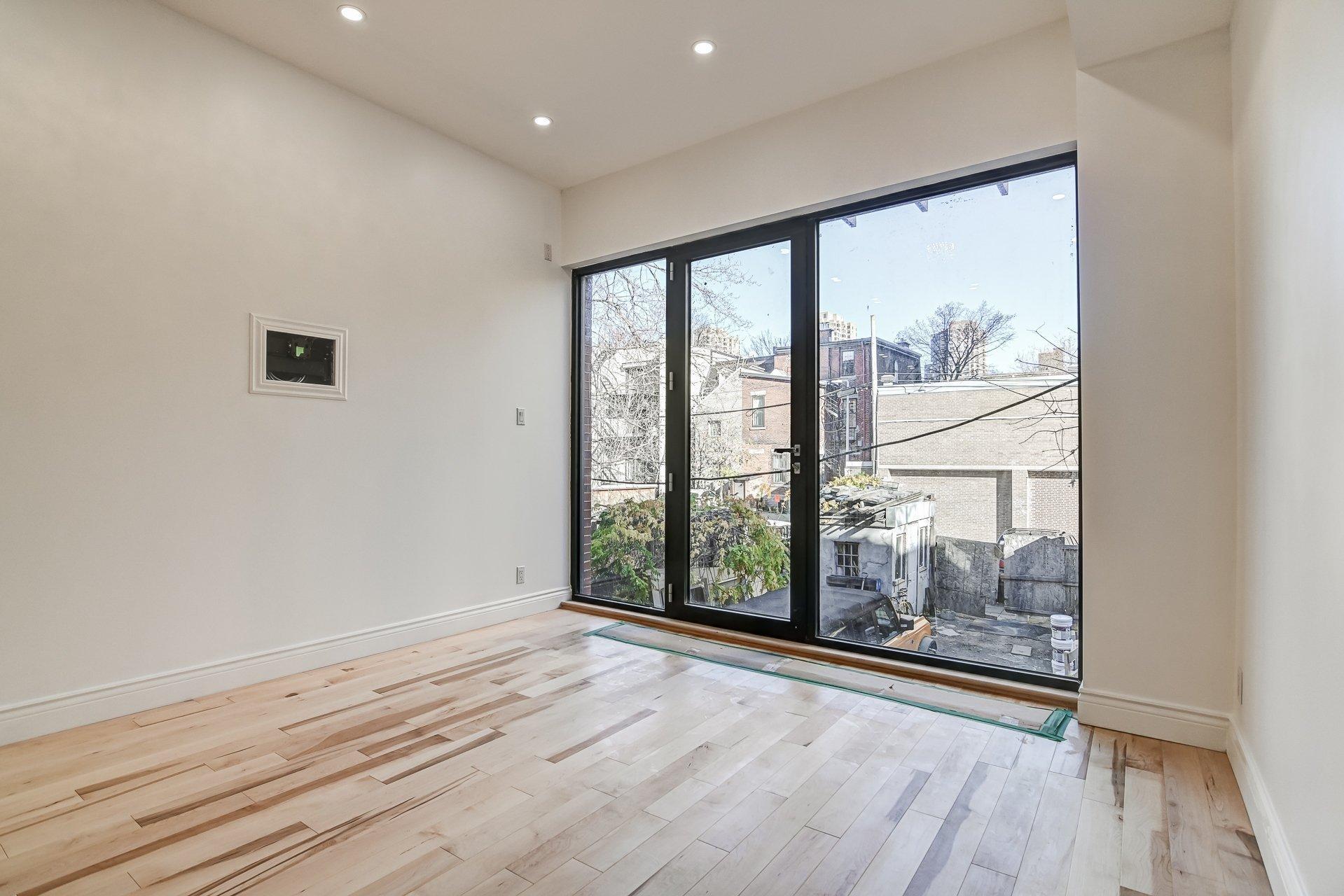 









3511


Rue University

, A,
Montréal (Le Plateau-Mont-Royal),




QC
H3A2A9

