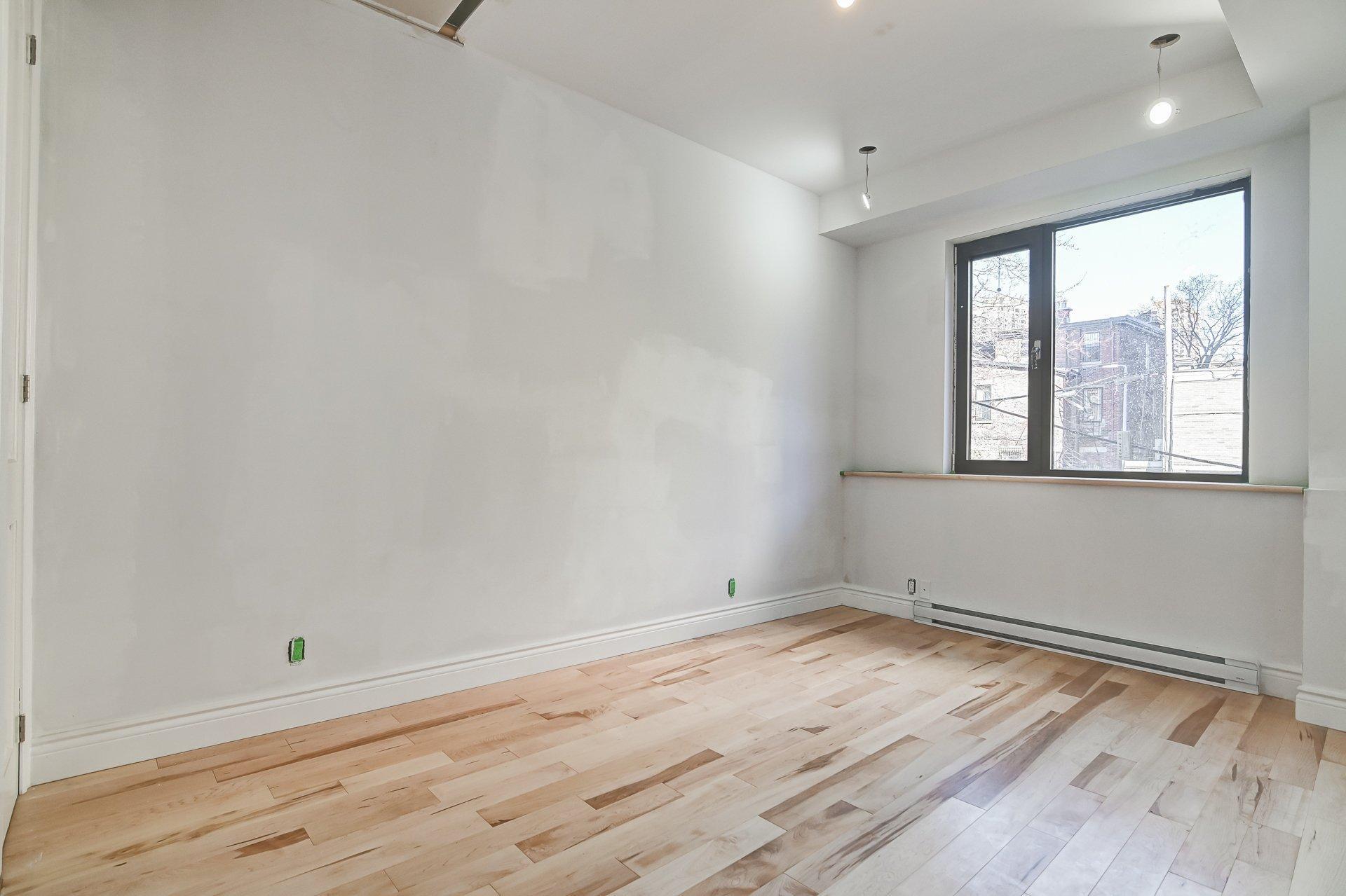 









3511


Rue University

, A,
Montréal (Le Plateau-Mont-Royal),




QC
H3A2A9

