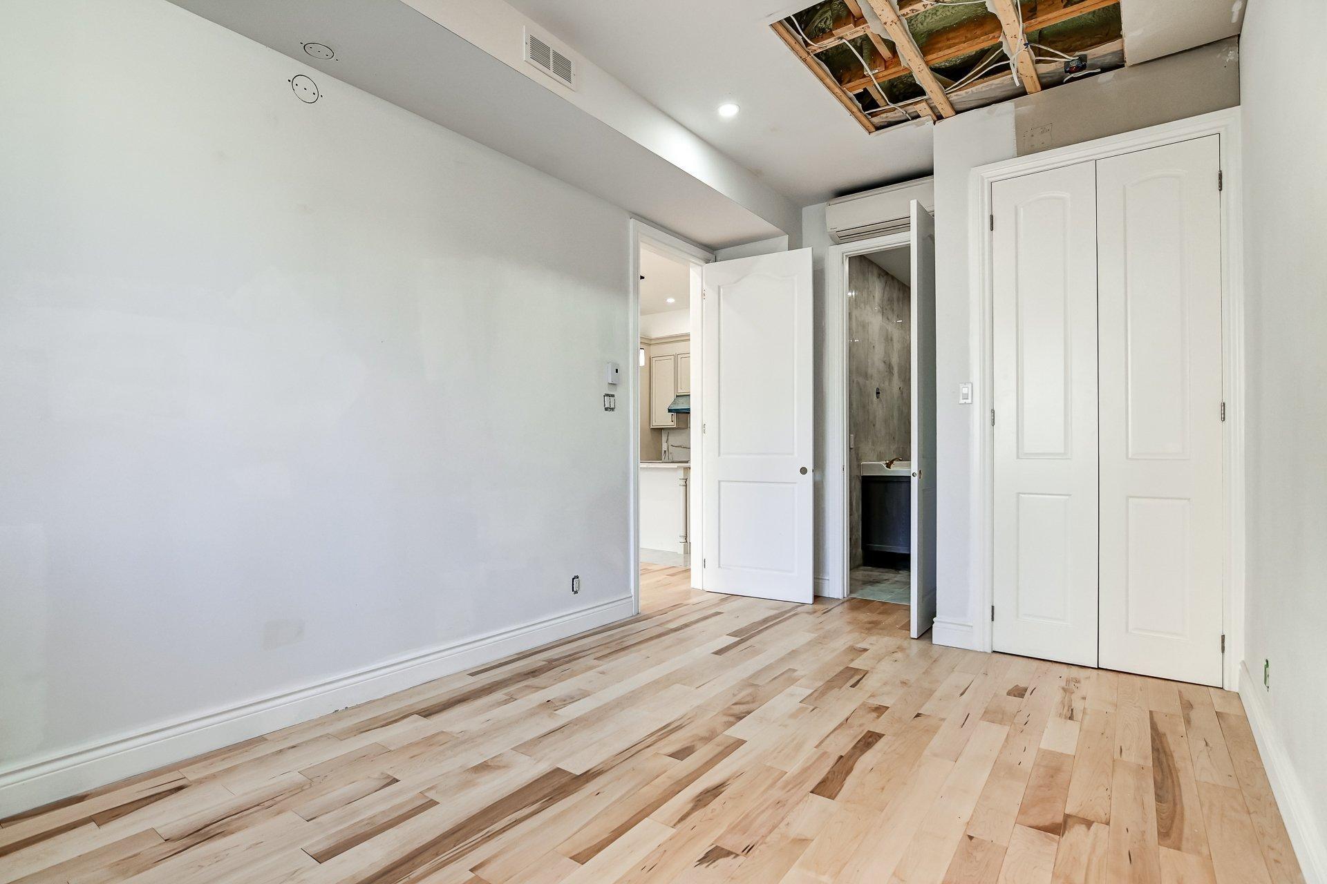 









3511


Rue University

, A,
Montréal (Le Plateau-Mont-Royal),




QC
H3A2A9

