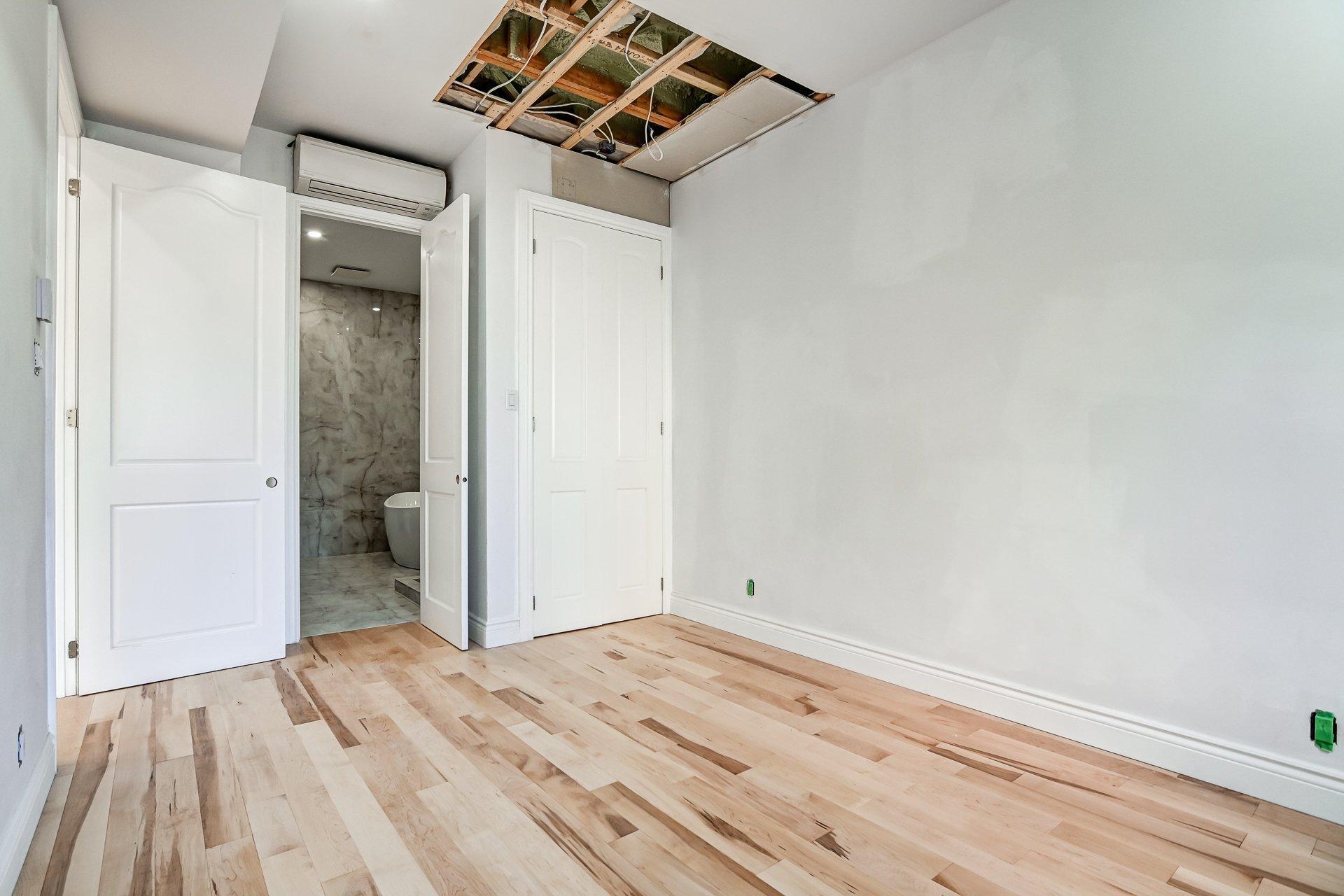 









3511


Rue University

, A,
Montréal (Le Plateau-Mont-Royal),




QC
H3A2A9

