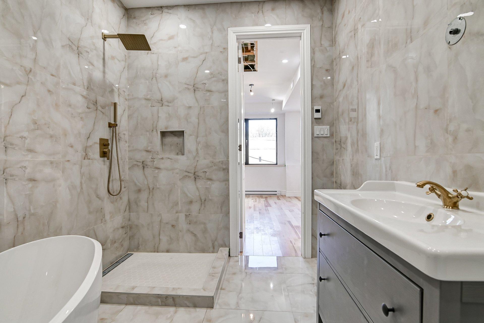 









3511


Rue University

, A,
Montréal (Le Plateau-Mont-Royal),




QC
H3A2A9

