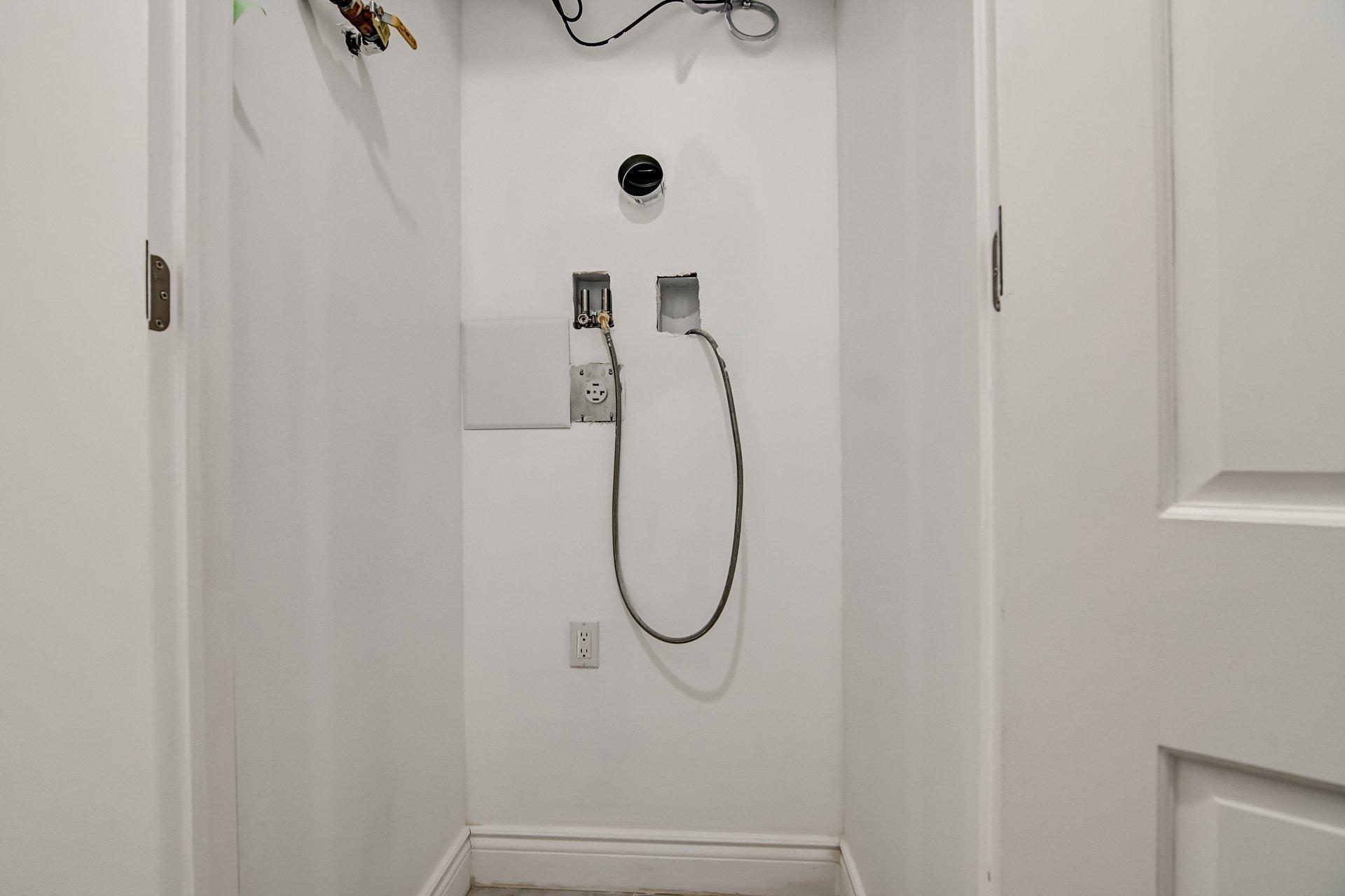 









3511


Rue University

, A,
Montréal (Le Plateau-Mont-Royal),




QC
H3A2A9

