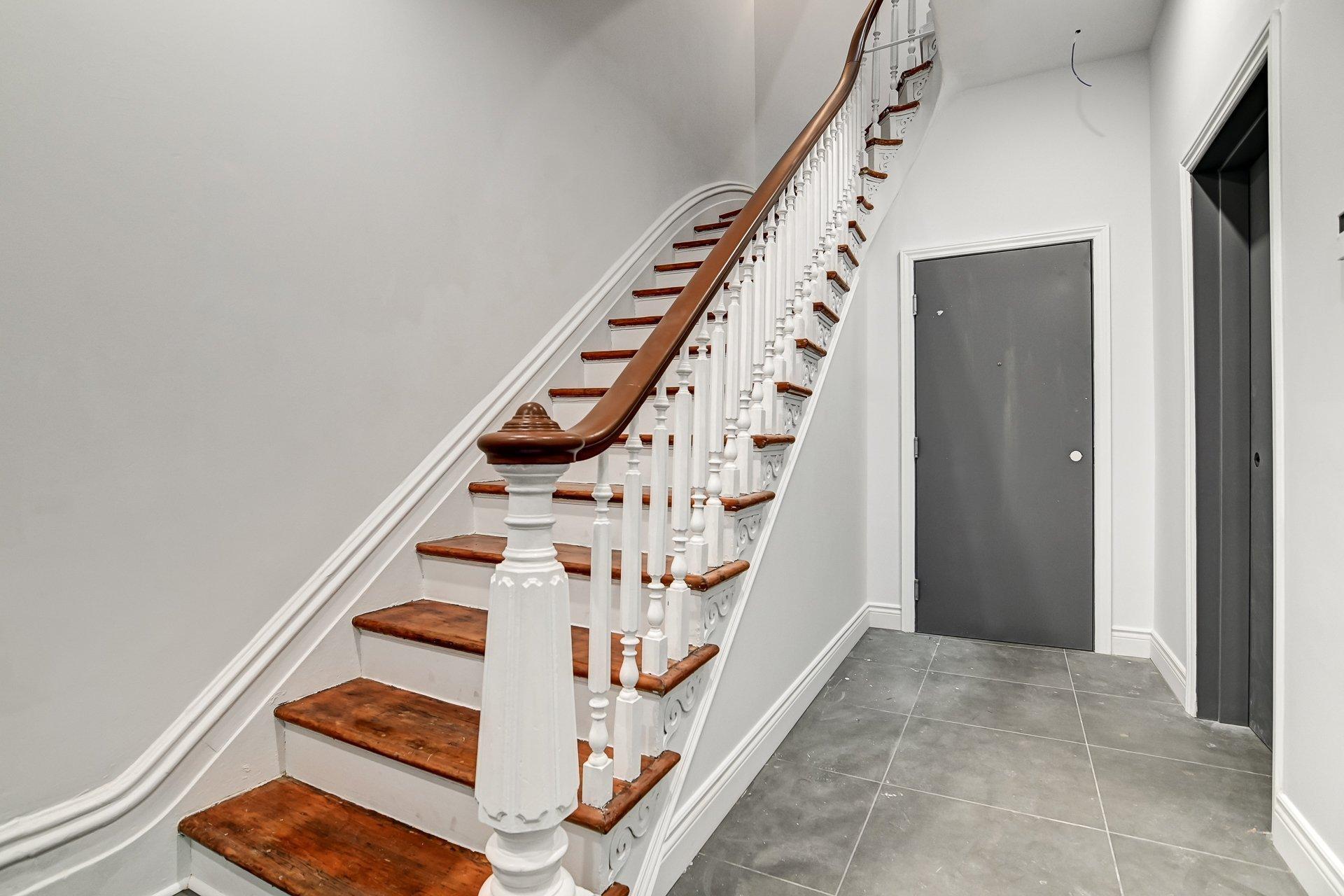 









3511


Rue University

, A,
Montréal (Le Plateau-Mont-Royal),




QC
H3A2A9

