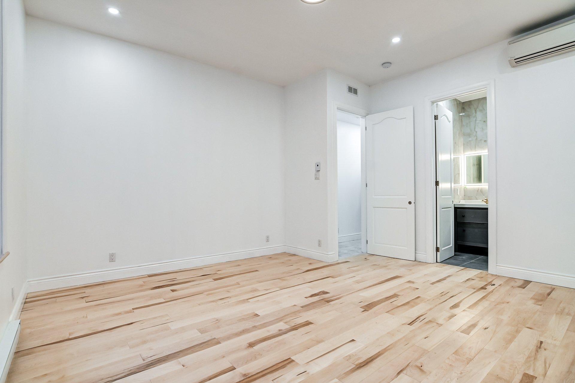 









3511


Rue University

, A,
Montréal (Le Plateau-Mont-Royal),




QC
H3A2A9

