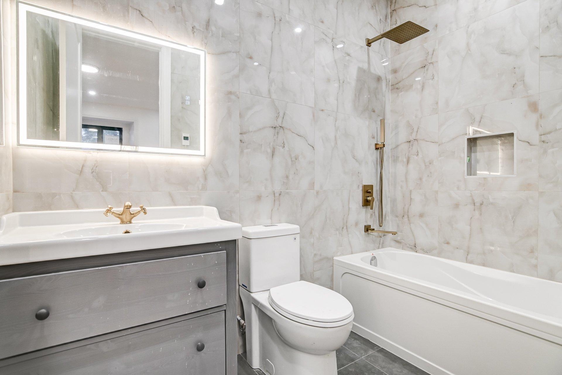 









3511


Rue University

, A,
Montréal (Le Plateau-Mont-Royal),




QC
H3A2A9

