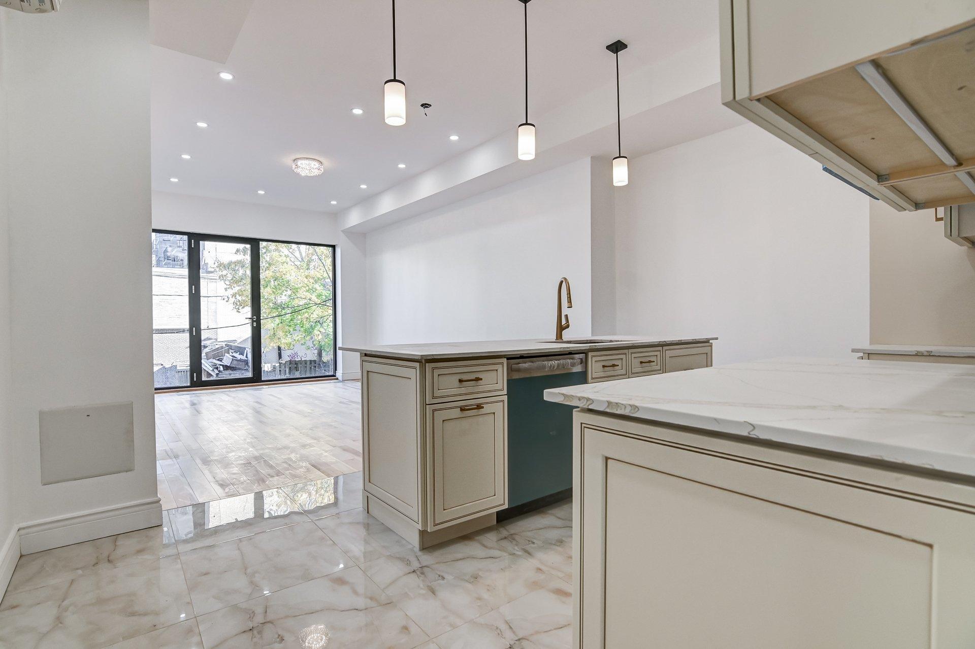 









3511


Rue University

, A,
Montréal (Le Plateau-Mont-Royal),




QC
H3A2A9

