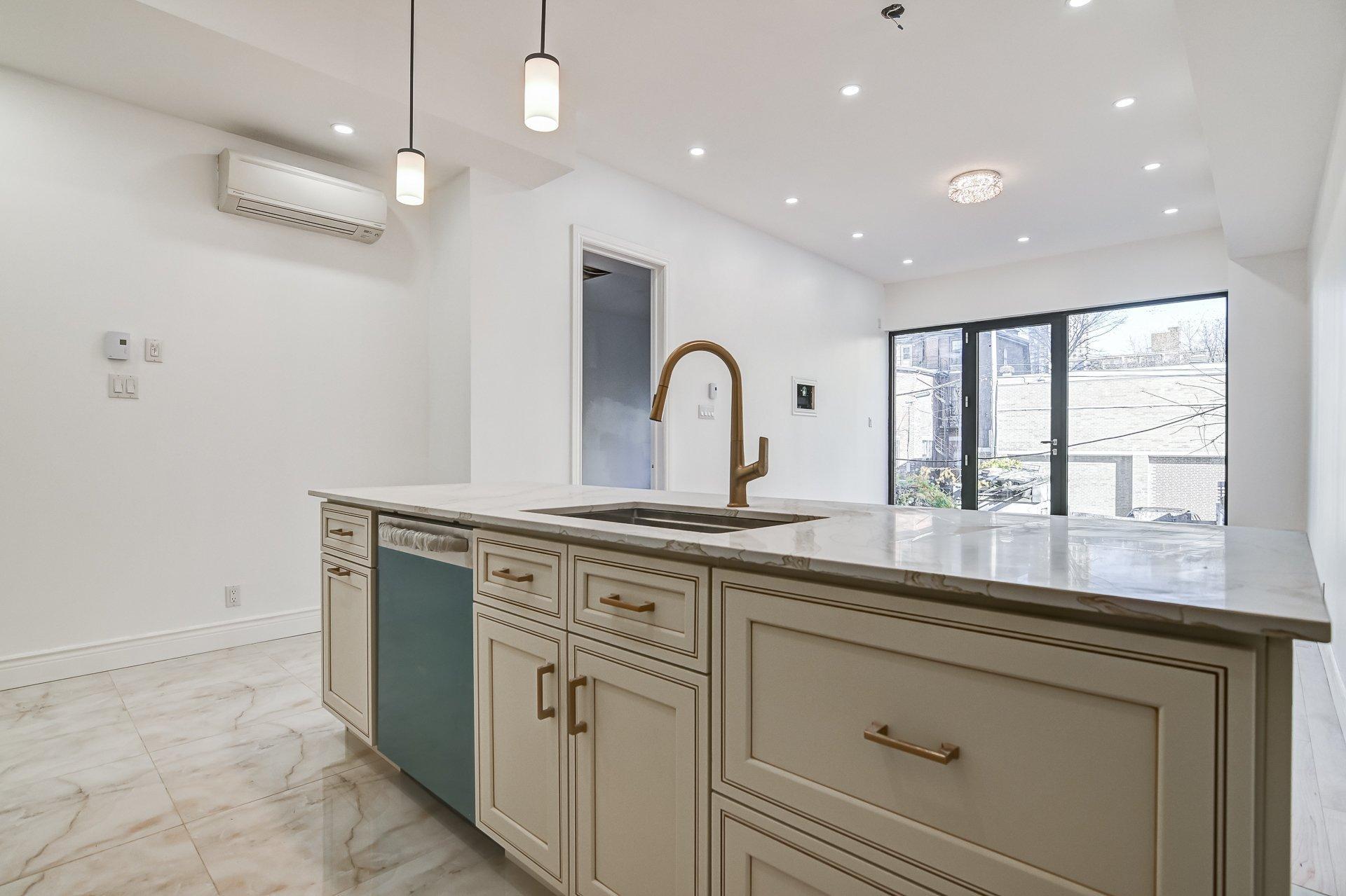 









3511


Rue University

, A,
Montréal (Le Plateau-Mont-Royal),




QC
H3A2A9

