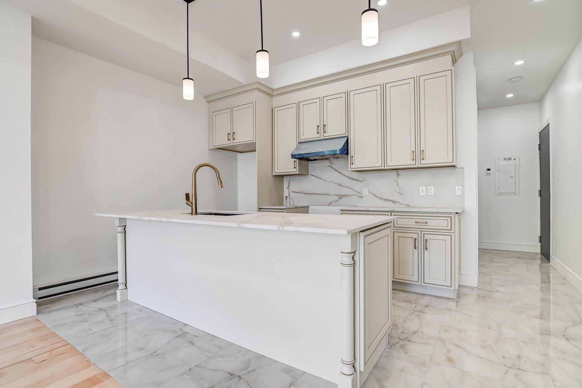 









3511


Rue University

, A,
Montréal (Le Plateau-Mont-Royal),




QC
H3A2A9

