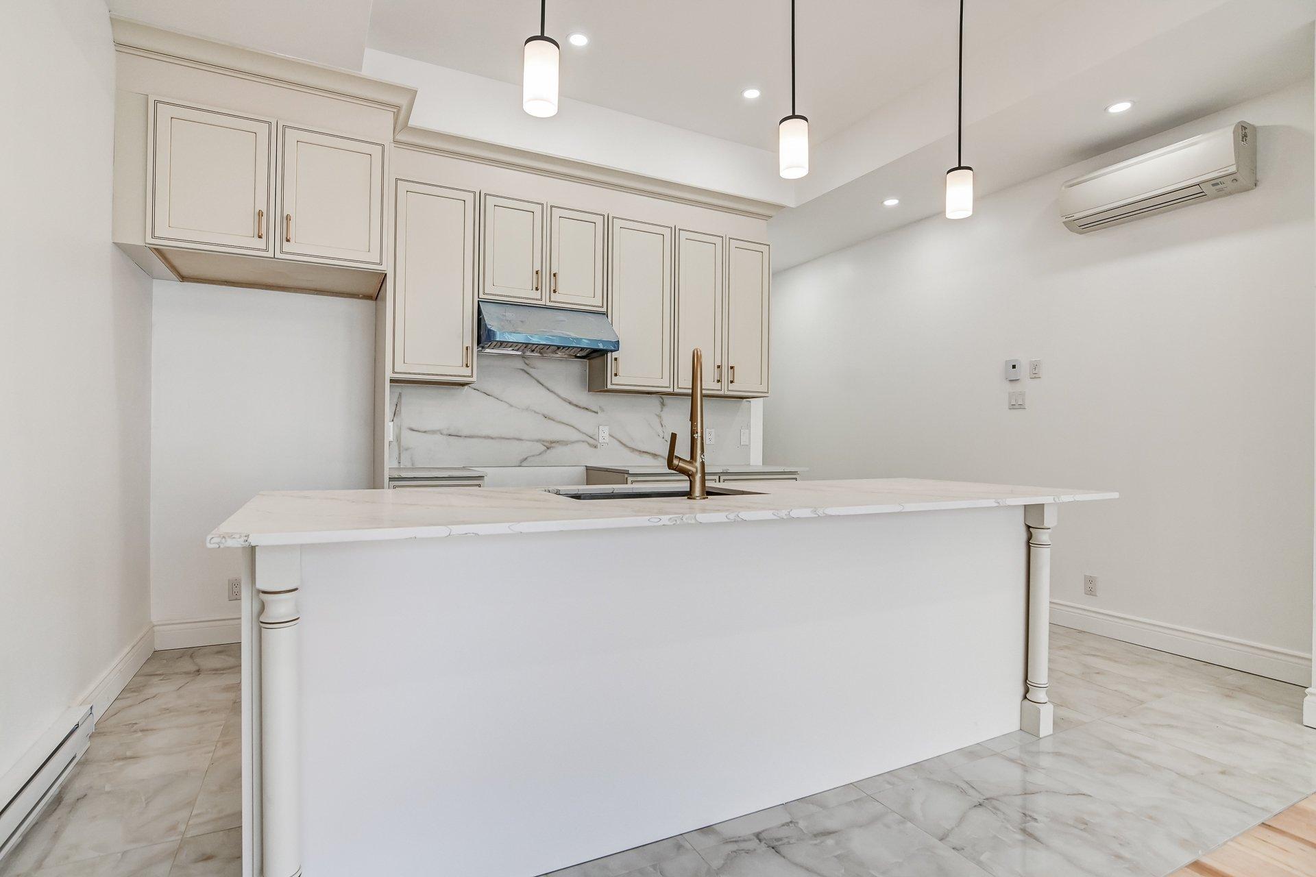 









3511


Rue University

, A,
Montréal (Le Plateau-Mont-Royal),




QC
H3A2A9

