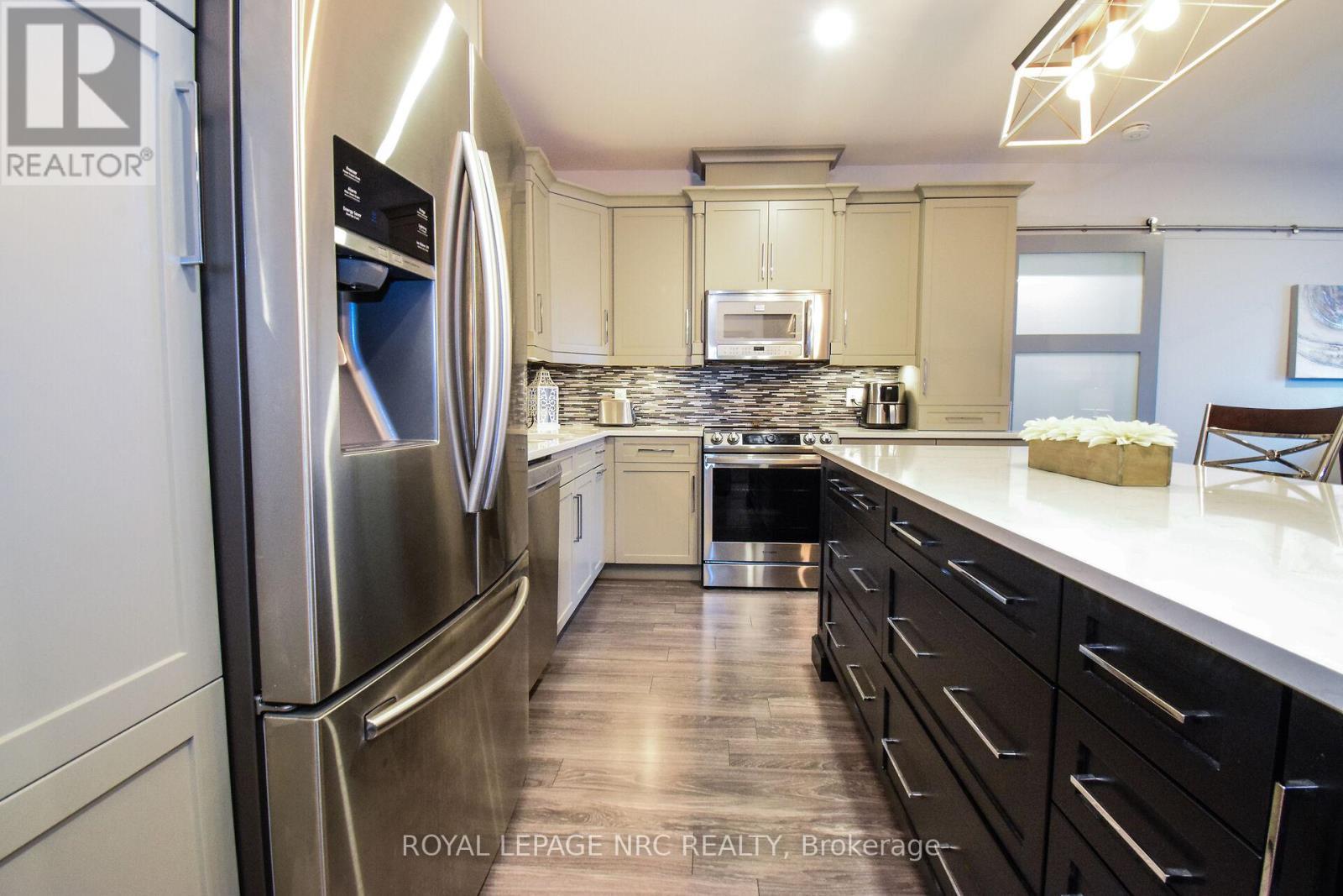 












305 - 379 SCOTT STREET

,
St. Catharines (Vine/Linwell),




Ontario
L2M3W2

