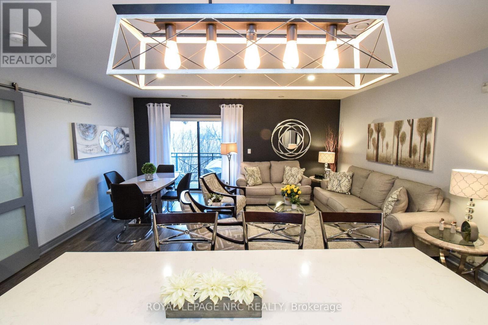 












305 - 379 SCOTT STREET

,
St. Catharines (Vine/Linwell),




Ontario
L2M3W2

