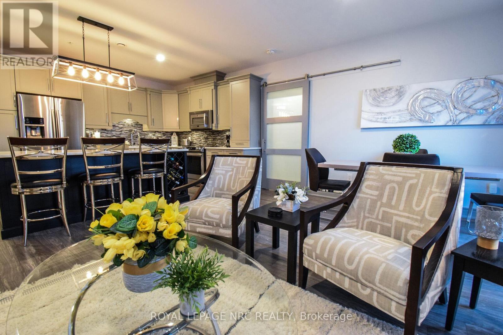 












305 - 379 SCOTT STREET

,
St. Catharines (Vine/Linwell),




Ontario
L2M3W2

