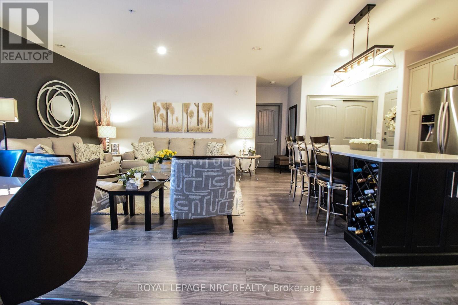 












305 - 379 SCOTT STREET

,
St. Catharines (Vine/Linwell),




Ontario
L2M3W2

