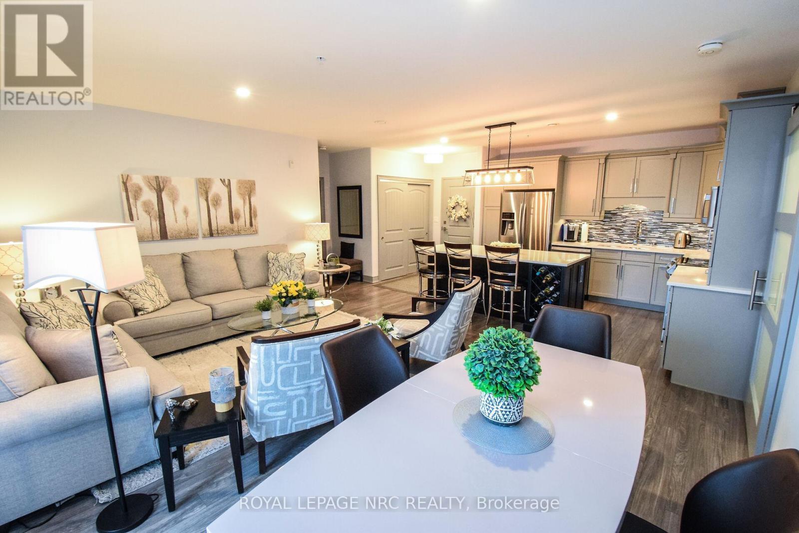 












305 - 379 SCOTT STREET

,
St. Catharines (Vine/Linwell),




Ontario
L2M3W2

