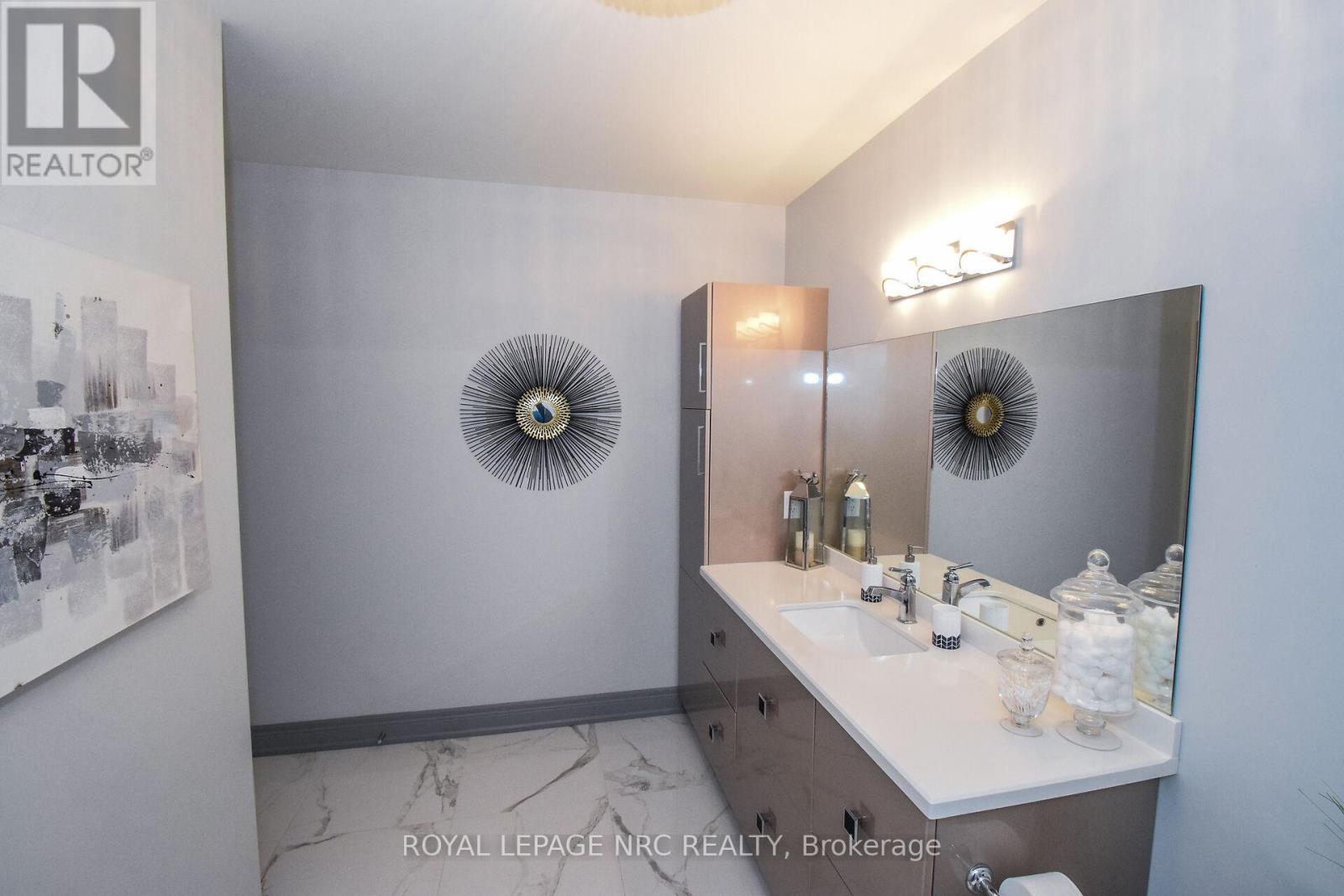 












305 - 379 SCOTT STREET

,
St. Catharines (Vine/Linwell),




Ontario
L2M3W2

