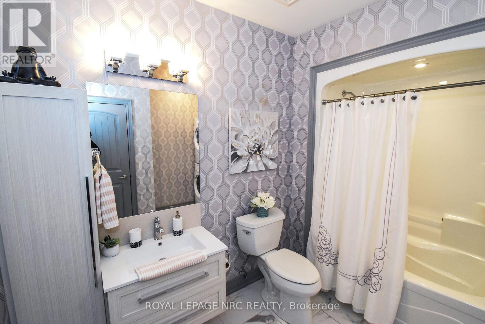 












305 - 379 SCOTT STREET

,
St. Catharines (Vine/Linwell),




Ontario
L2M3W2

