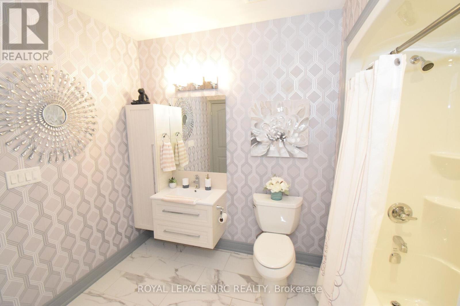 












305 - 379 SCOTT STREET

,
St. Catharines (Vine/Linwell),




Ontario
L2M3W2

