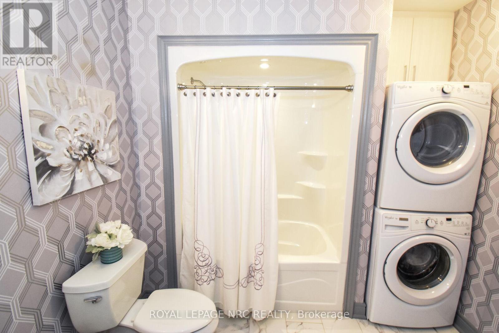 












305 - 379 SCOTT STREET

,
St. Catharines (Vine/Linwell),




Ontario
L2M3W2

