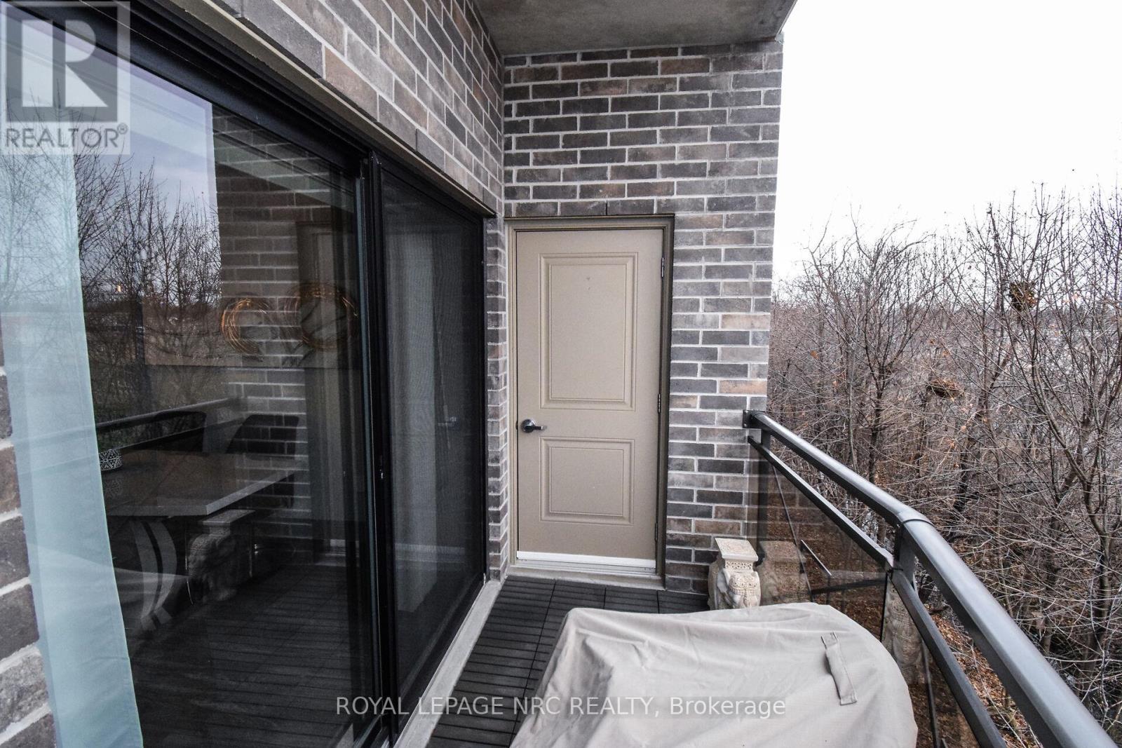 












305 - 379 SCOTT STREET

,
St. Catharines (Vine/Linwell),




Ontario
L2M3W2

