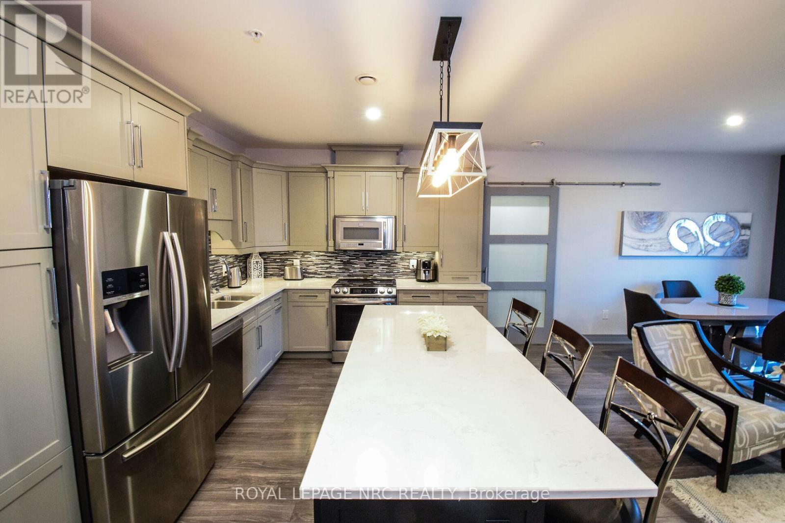 












305 - 379 SCOTT STREET

,
St. Catharines (Vine/Linwell),




Ontario
L2M3W2

